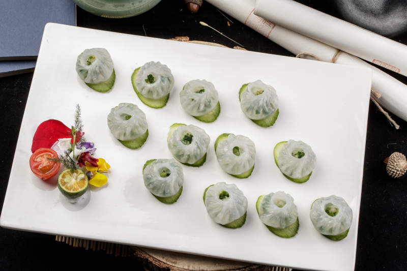 水晶素馅汤包摆放在樟木砧板上图片