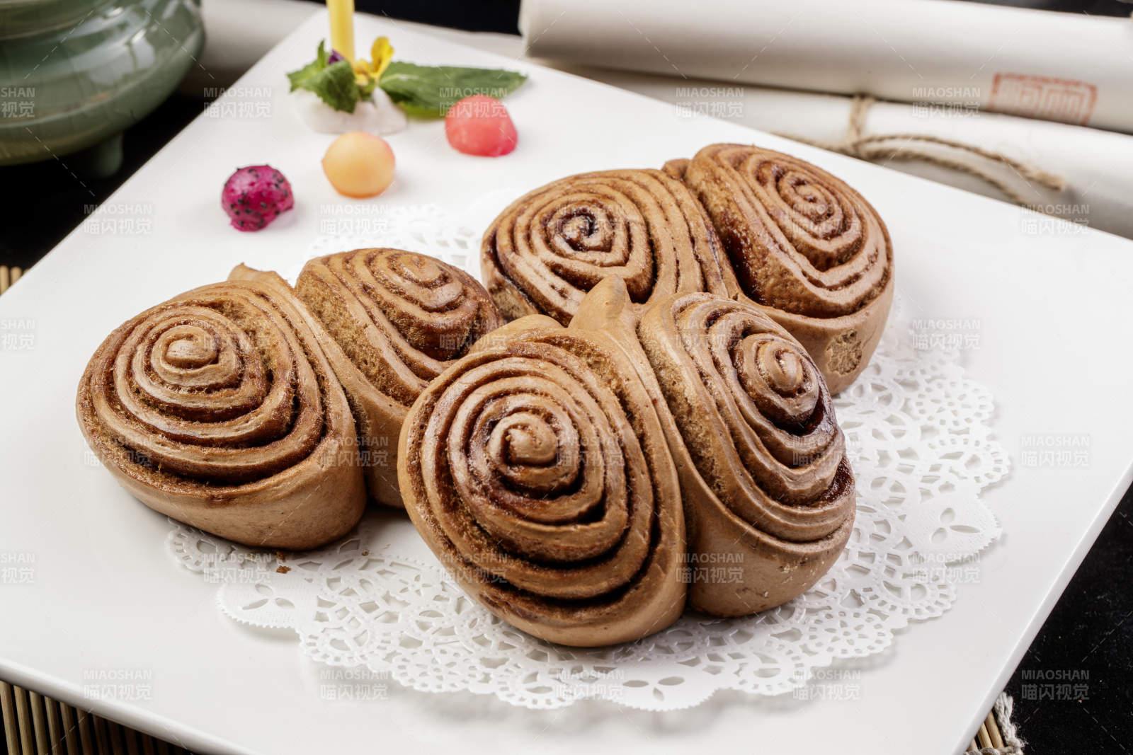 白色瓷盘装的黑豆面肉龙卷图片