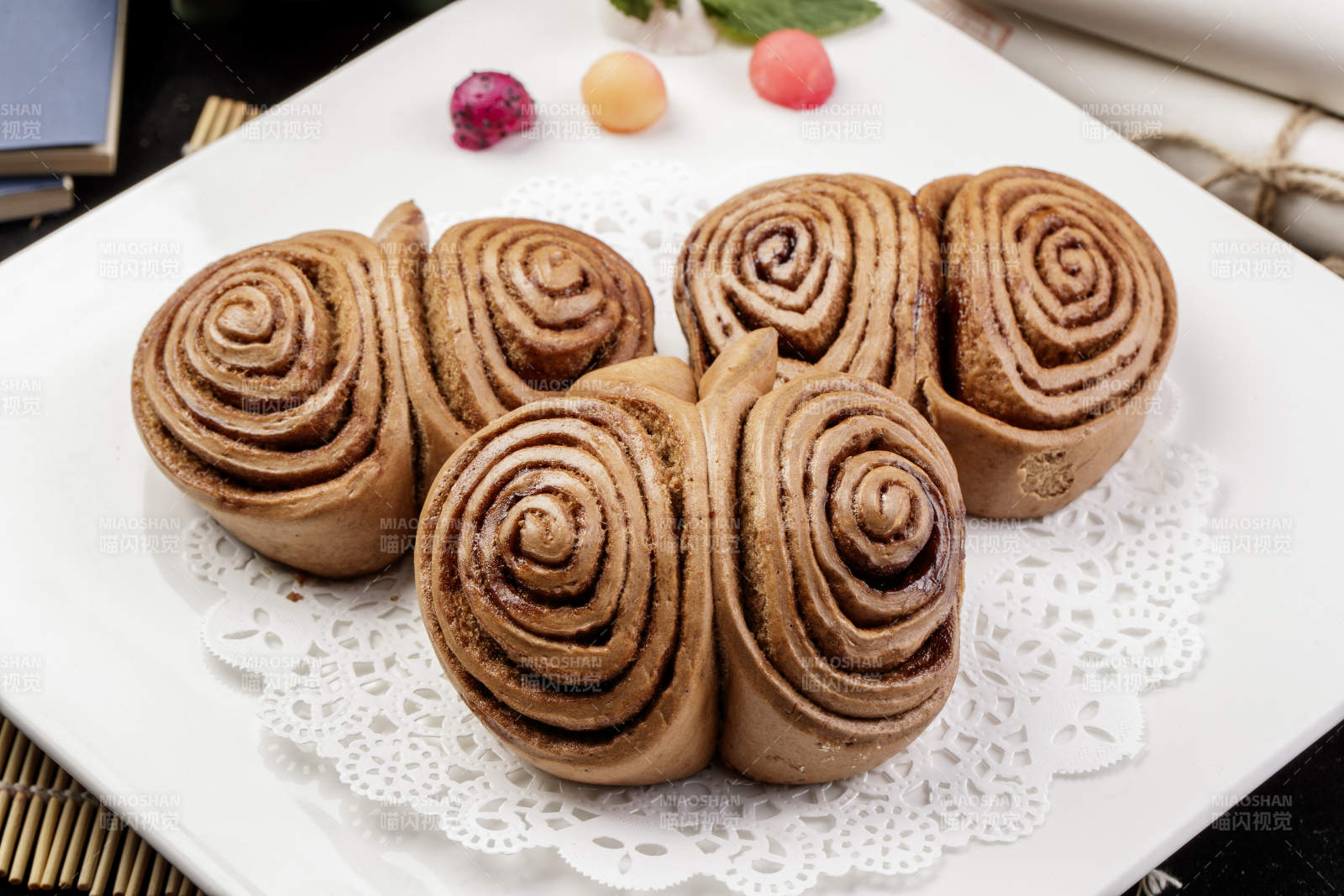 白色瓷盘装的黑豆面肉龙卷图片