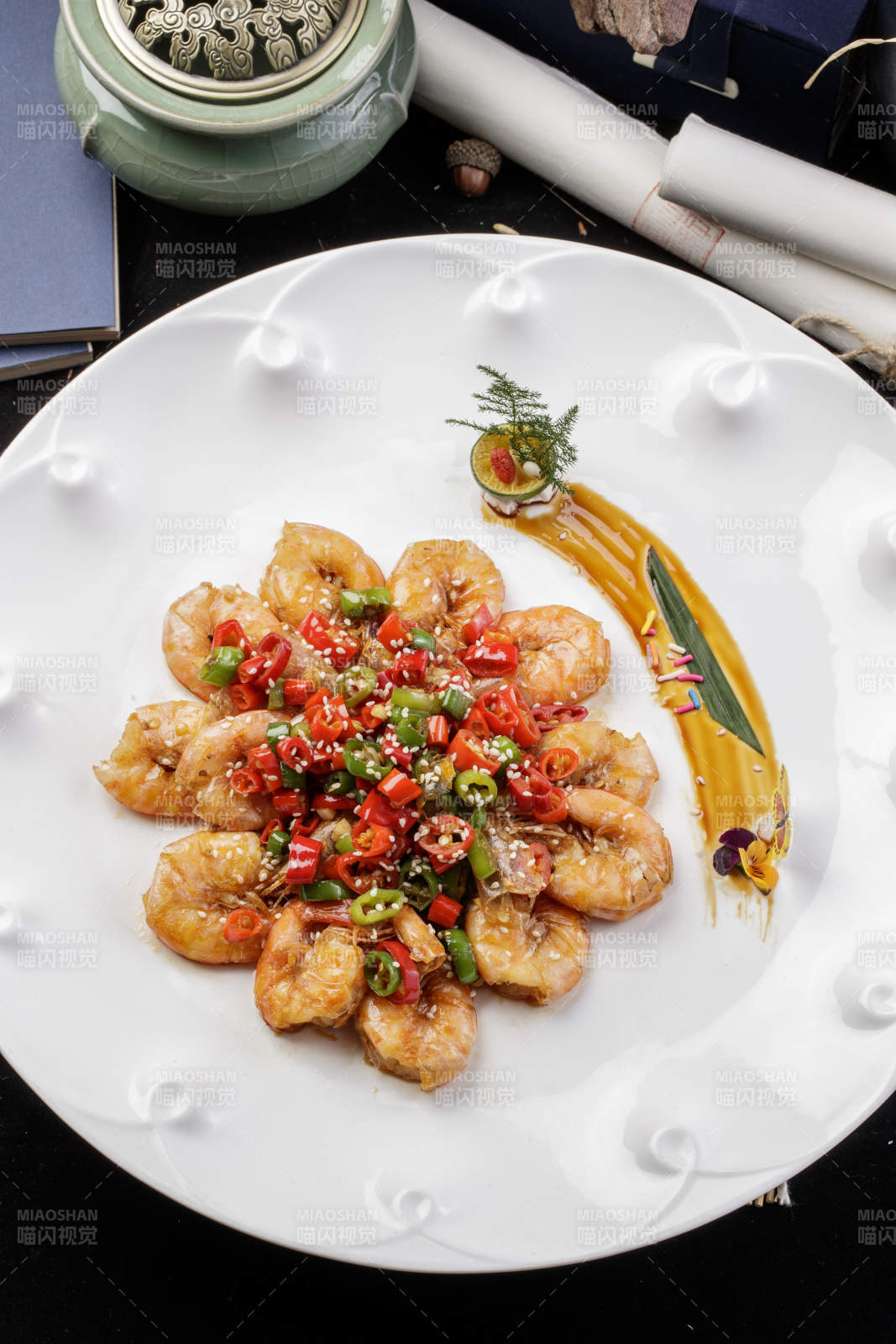 米椒开背芙蓉虾摆放在黑色背景上图片