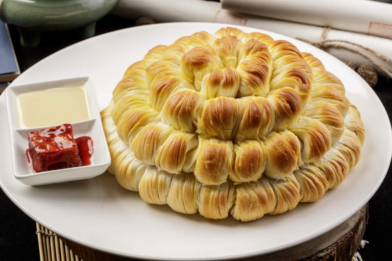 白色瓷盘装的花开富贵大花卷图片