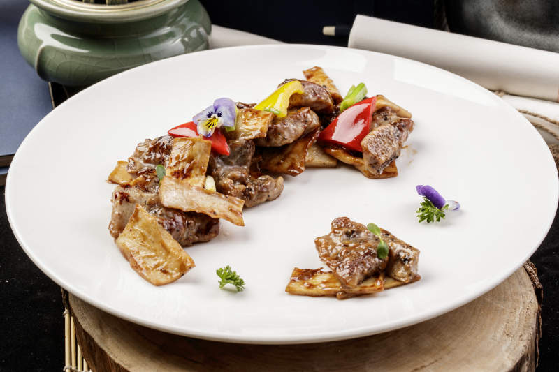 杏鲍菇牛仔骨摆放在樟木砧板上图片