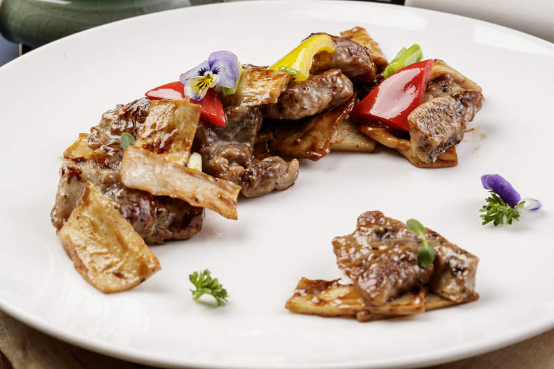 杏鲍菇牛仔骨摆放在樟木砧板上图片