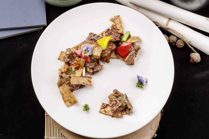 杏鲍菇牛仔骨摆放在樟木砧板上图片