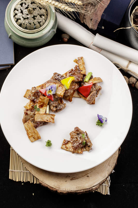 杏鲍菇牛仔骨摆放在樟木砧板上图片