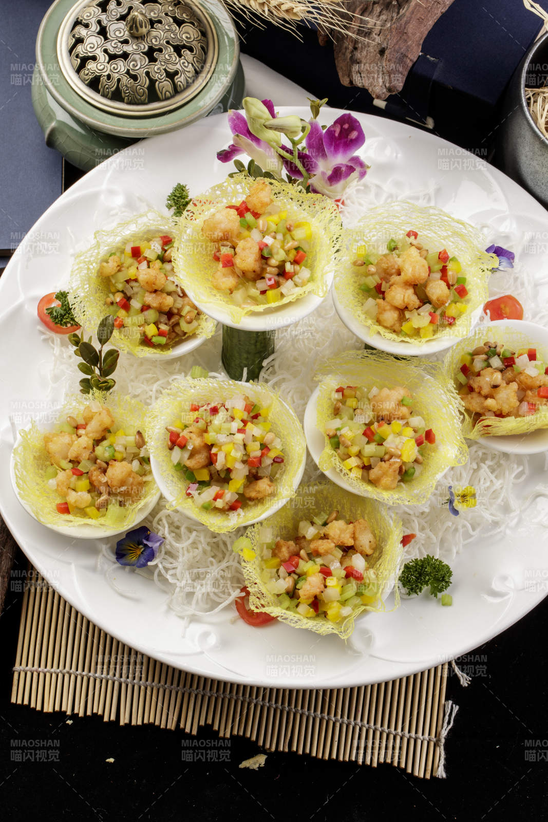 蒜香金盏牛仔粒摆放在樟木砧板上图片