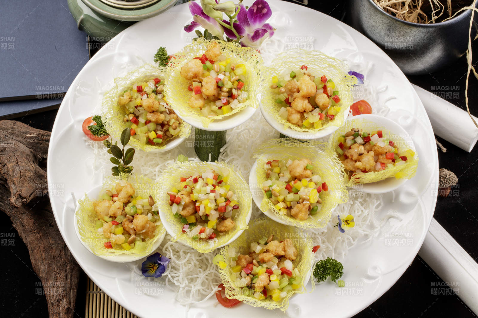 蒜香金盏牛仔粒摆放在樟木砧板上图片