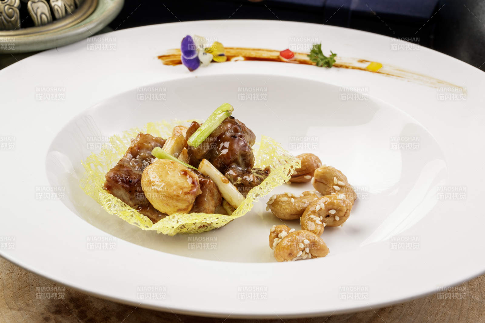 蒜香金盏牛仔粒摆放在樟木砧板上图片