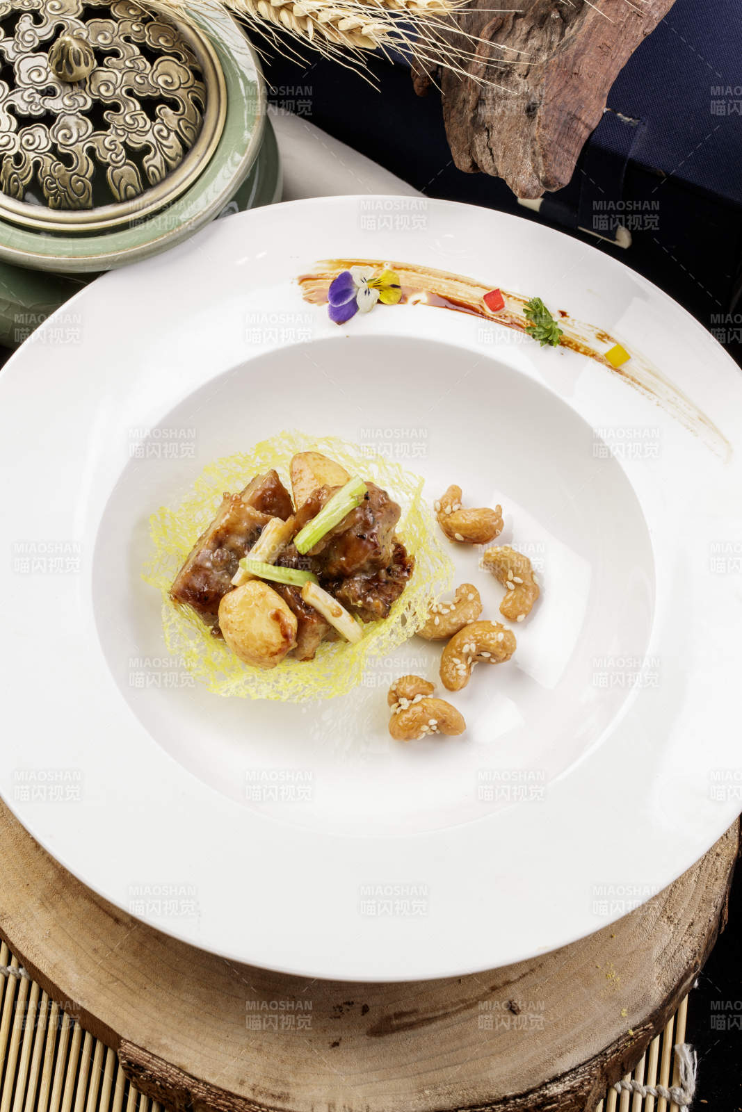 蒜香金盏牛仔粒摆放在樟木砧板上图片