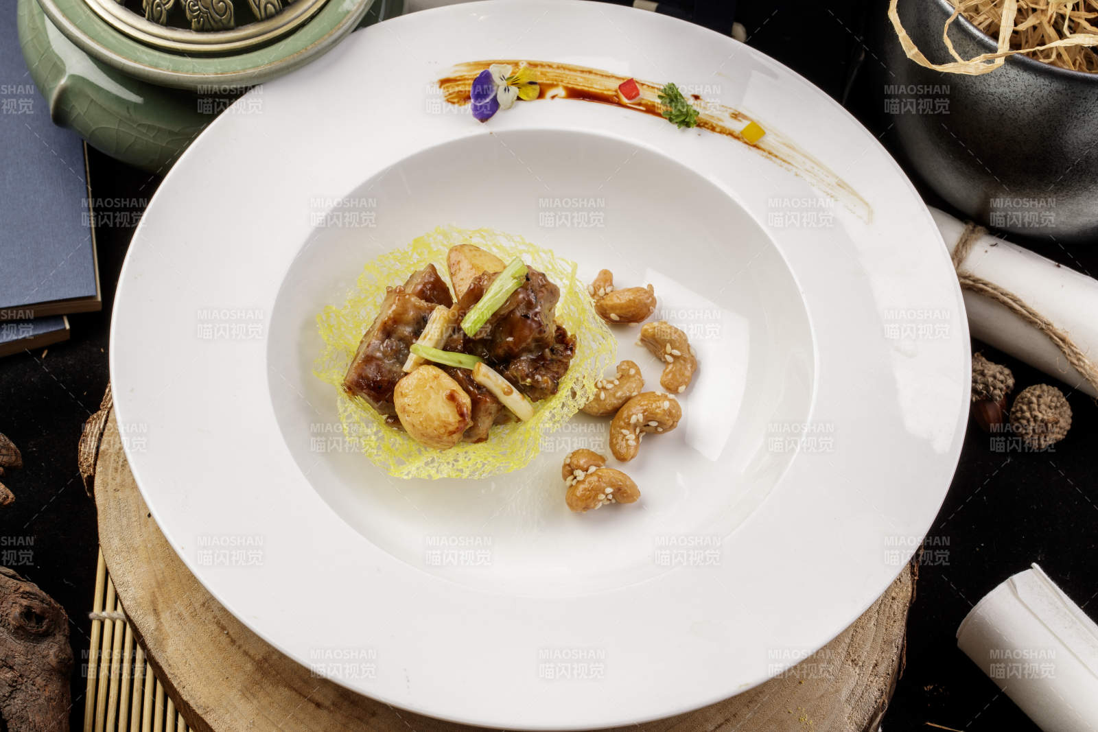 蒜香金盏牛仔粒摆放在樟木砧板上图片