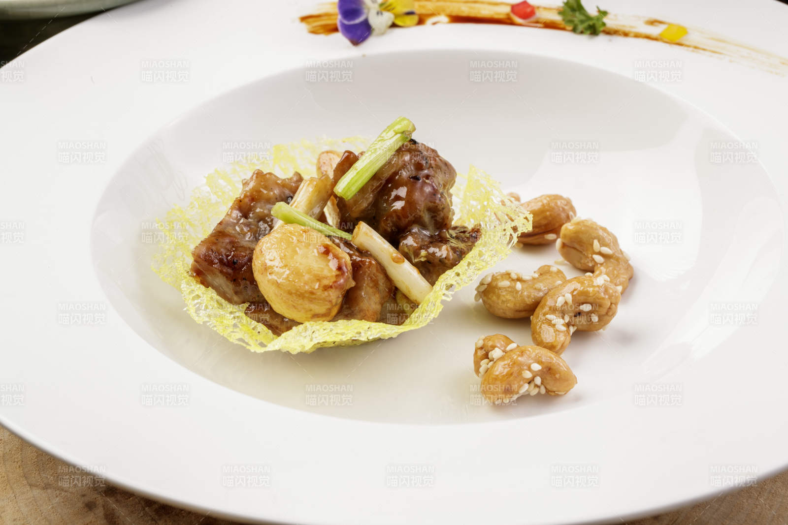 蒜香金盏牛仔粒摆放在樟木砧板上图片