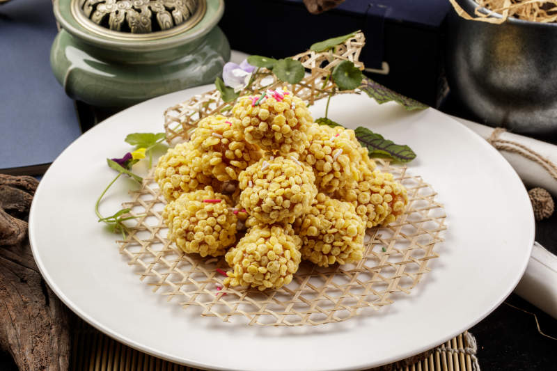 白色瓷盘装的油炸燕麦香芋丸图片