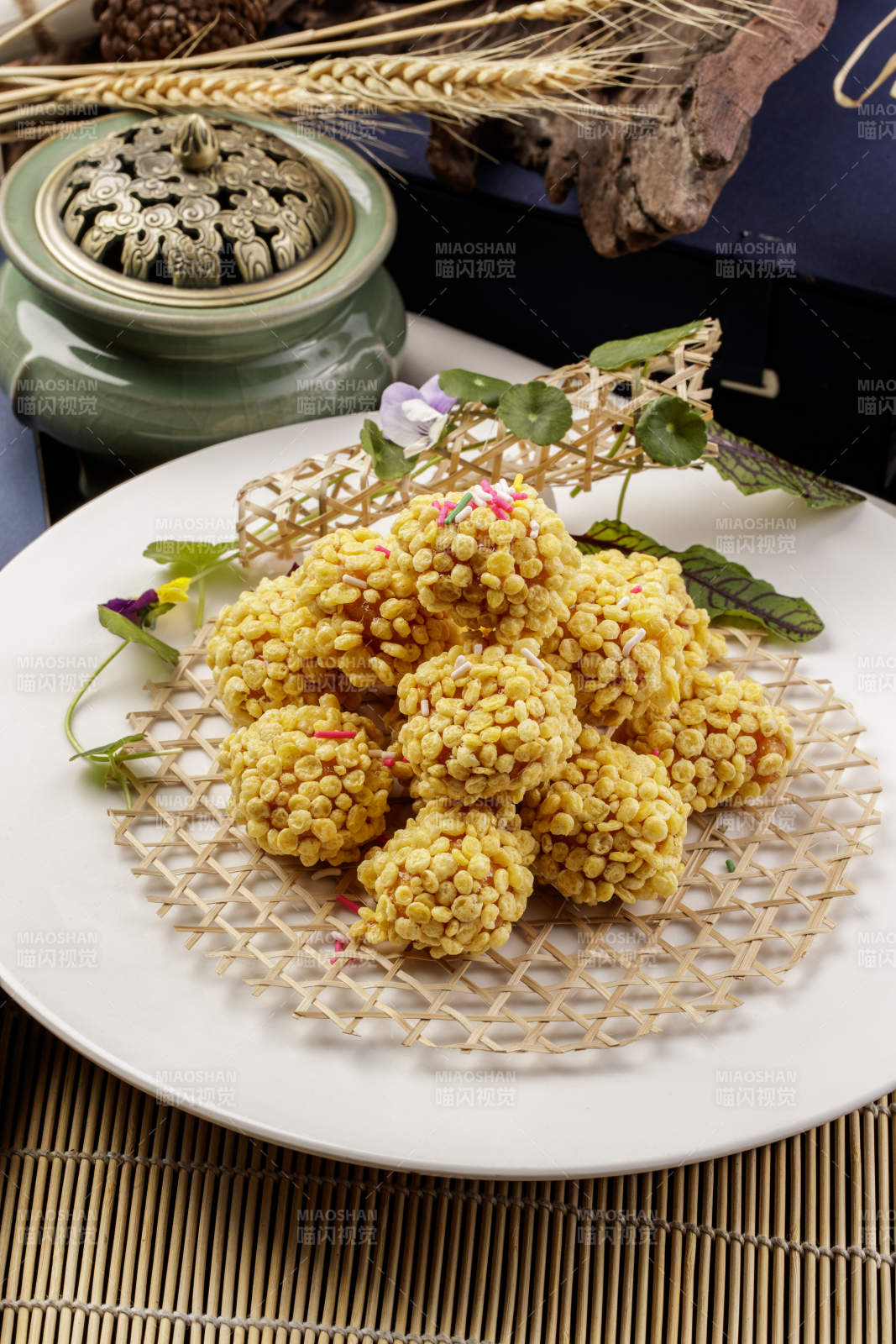 白色瓷盘装的油炸燕麦香芋丸图片