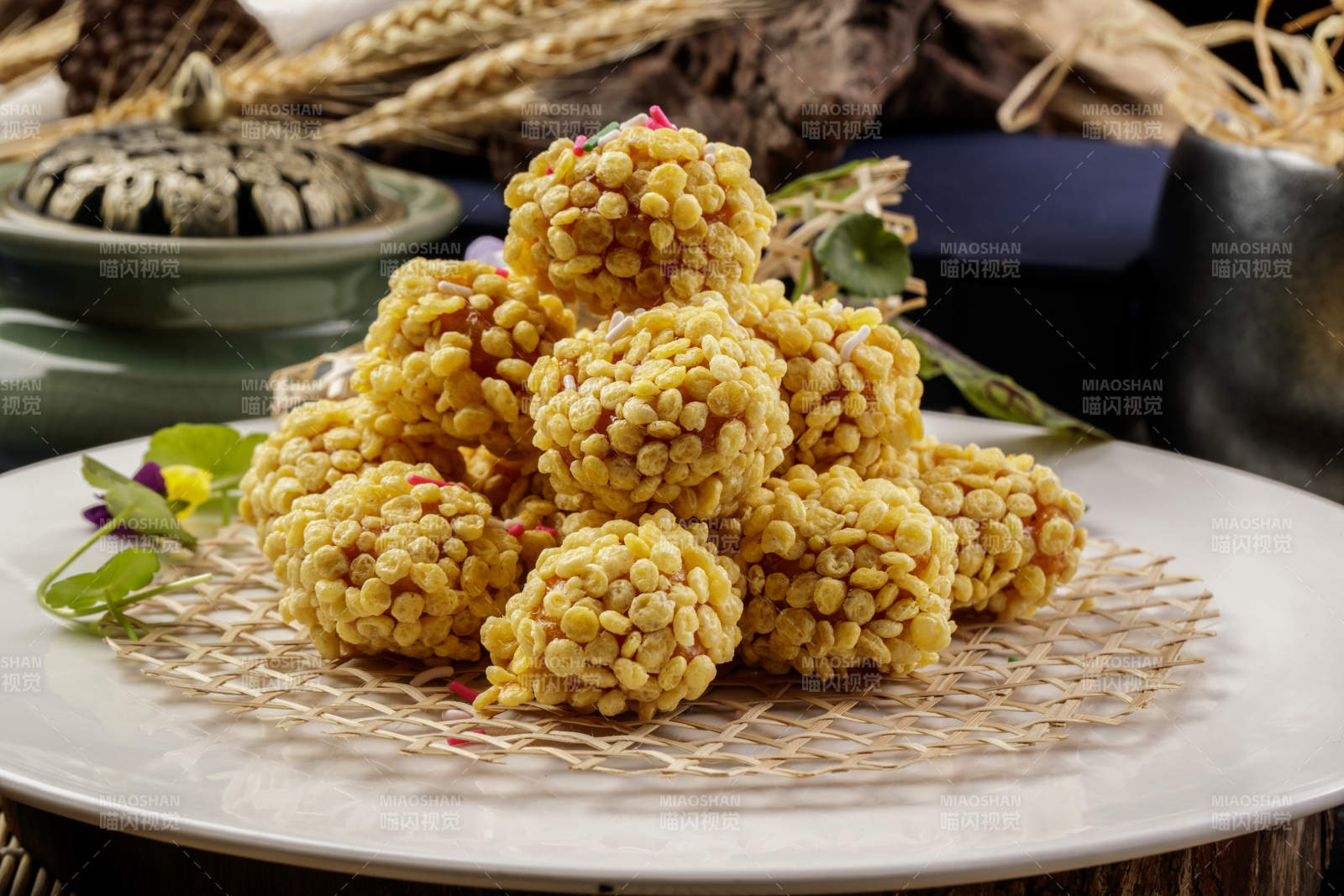 白色瓷盘装的油炸燕麦香芋丸图片