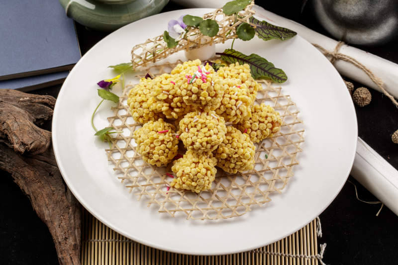 白色瓷盘装的油炸燕麦香芋丸图片