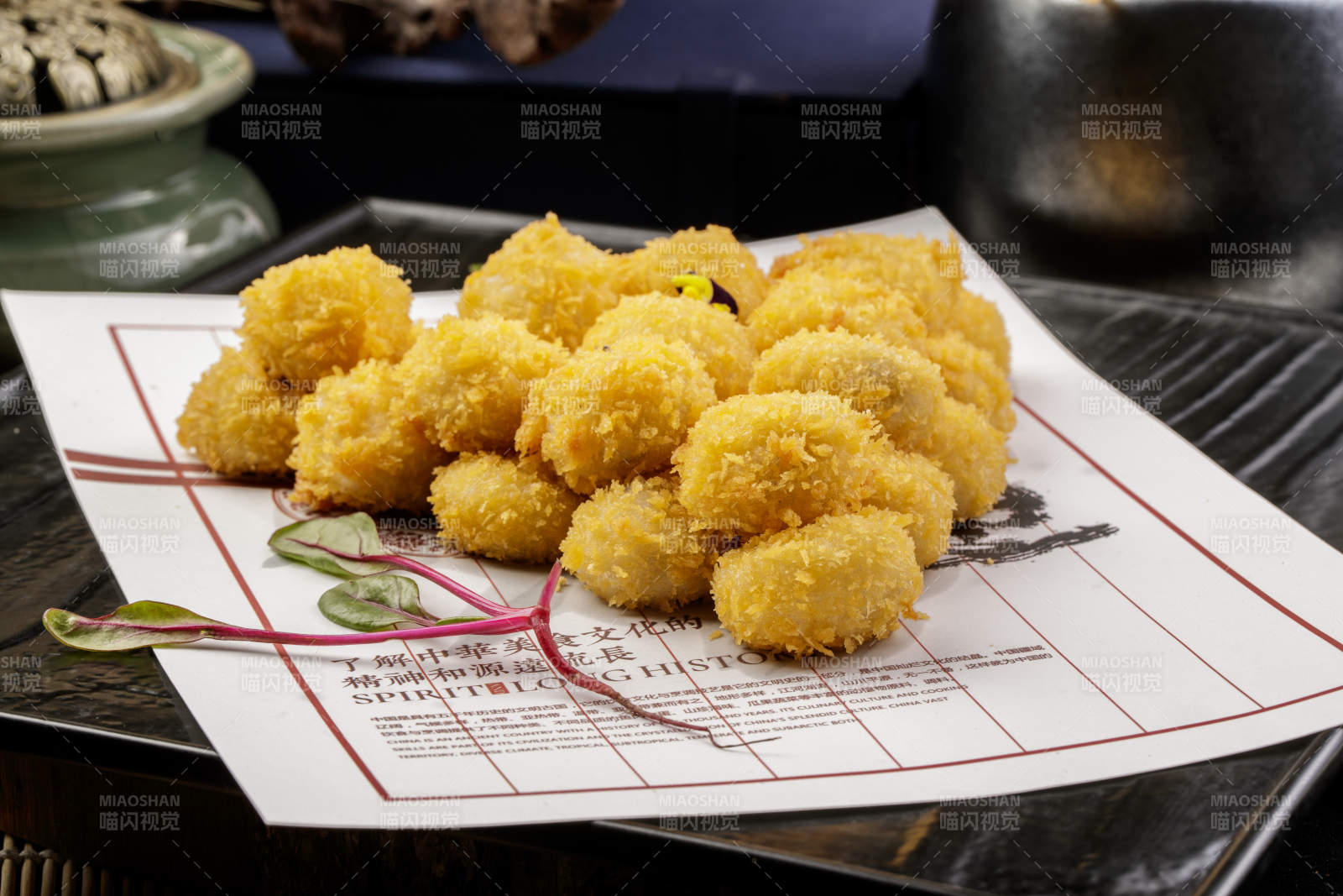 黑色石盘装的油炸苏式小汤圆图片