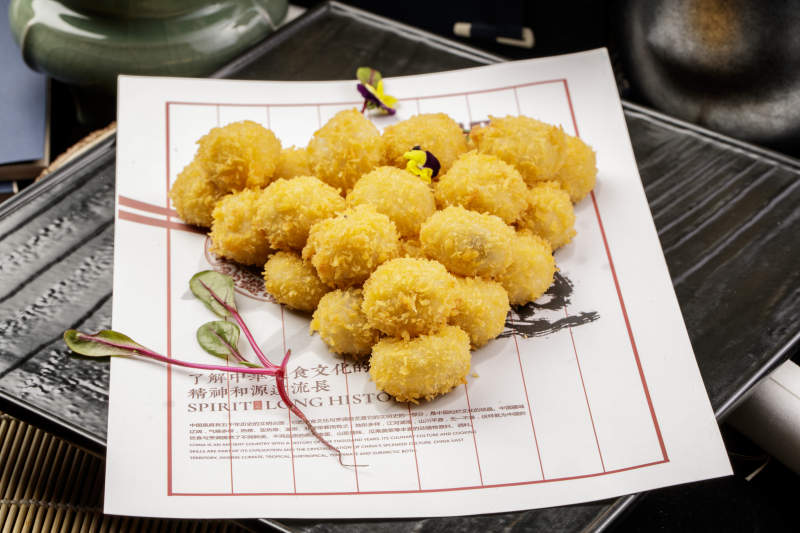 黑色石盘装的油炸苏式小汤圆图片