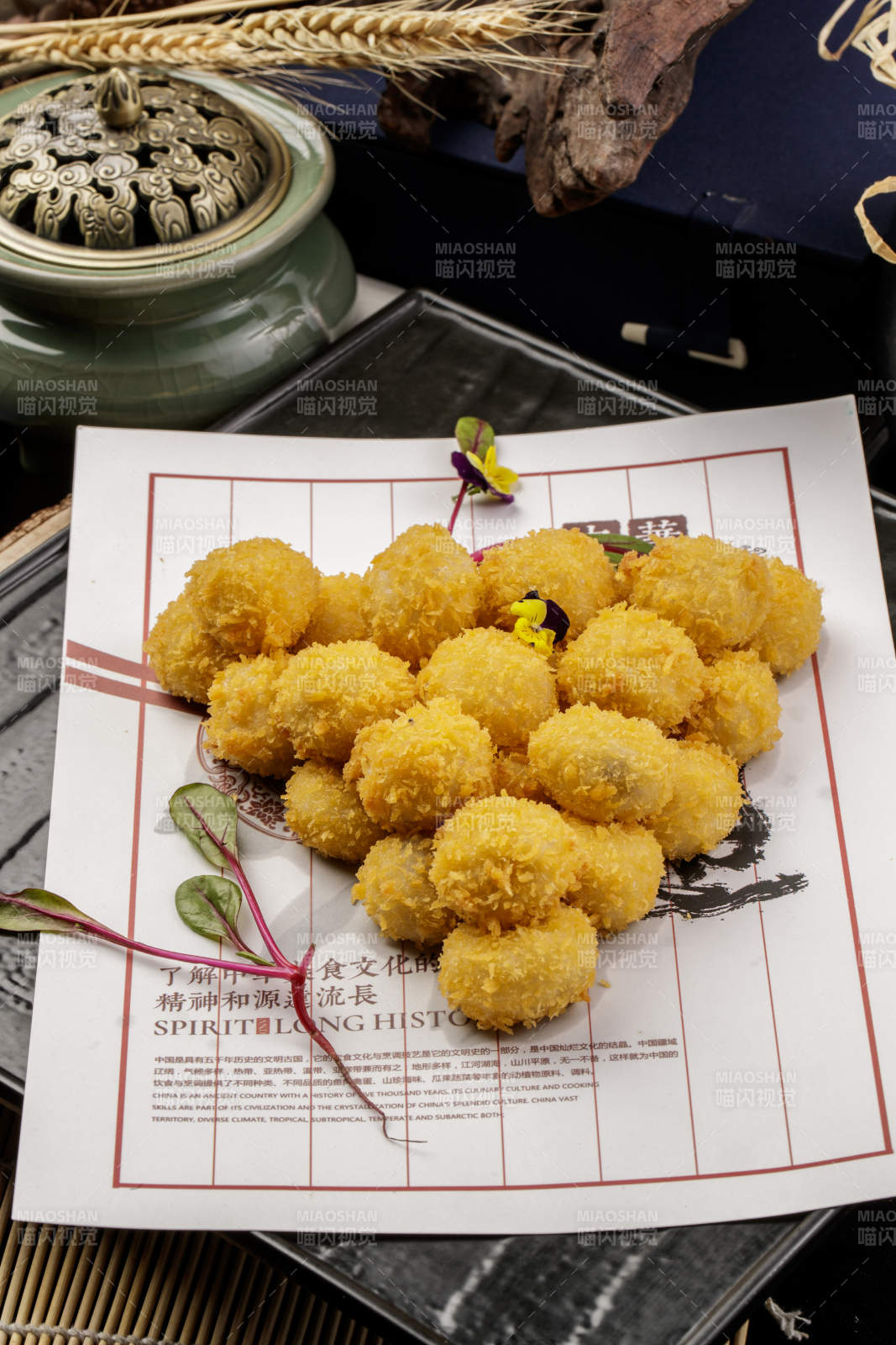 黑色石盘装的油炸苏式小汤圆图片