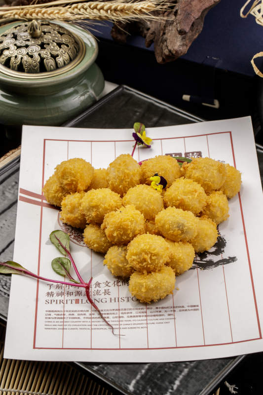 黑色石盘装的油炸苏式小汤圆图片