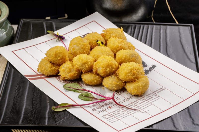 黑色石盘装的油炸苏式小汤圆图片