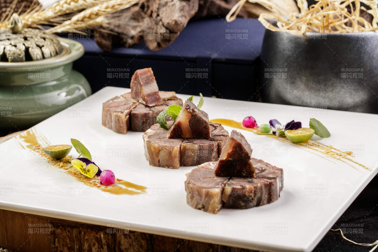 白色瓷盘装的酱香牛筋肉图片