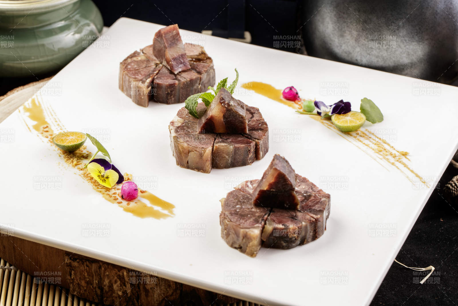 白色瓷盘装的酱香牛筋肉图片