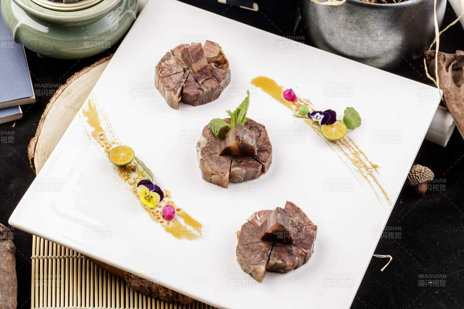 白色瓷盘装的酱香牛筋肉图片