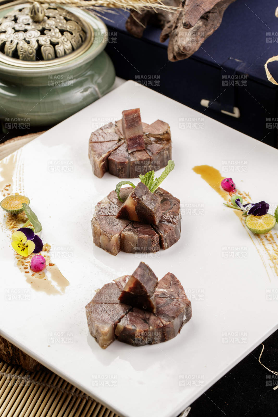 白色瓷盘装的酱香牛筋肉图片