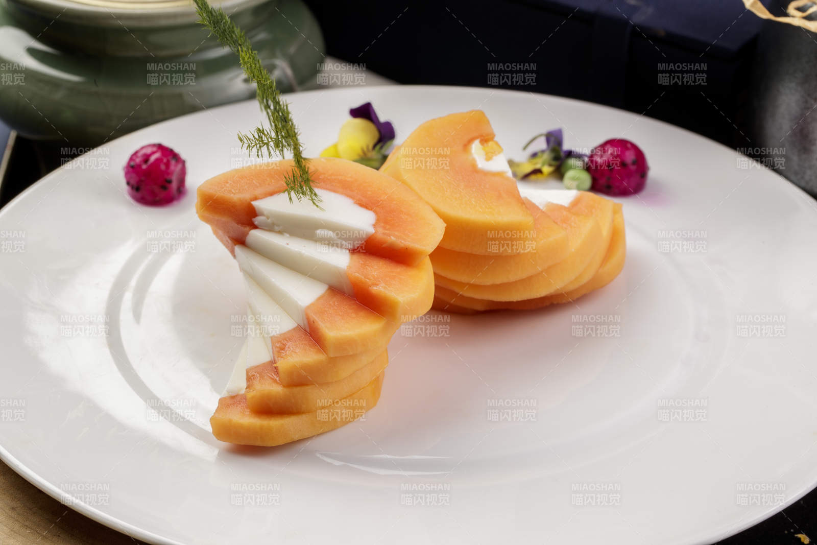 白色圆瓷盘装的木瓜蛋白摆放在樟木砧板上图片