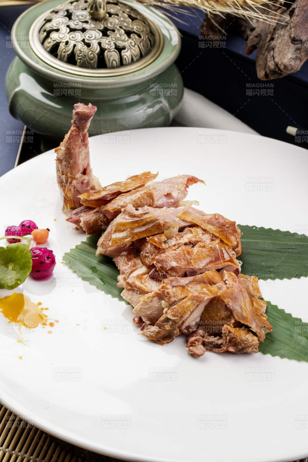 白色圆瓷盘装的风味手撕鸡摆放在樟木砧板上图片