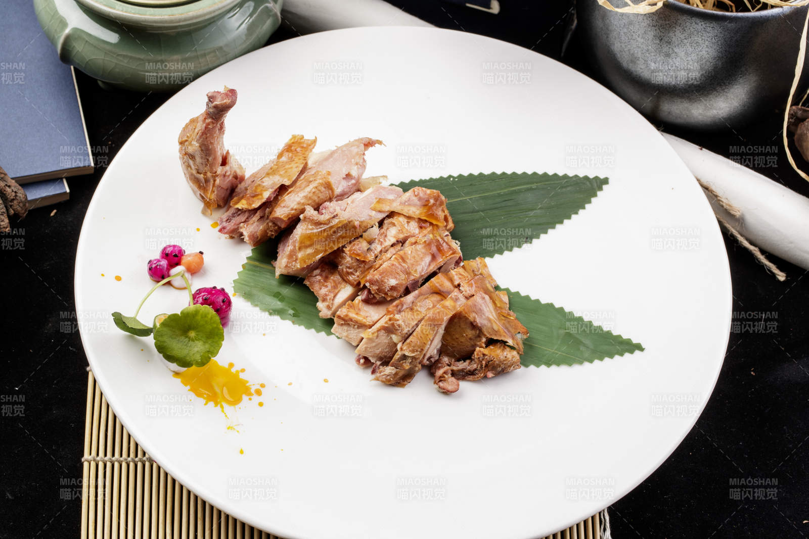 白色圆瓷盘装的风味手撕鸡摆放在樟木砧板上图片