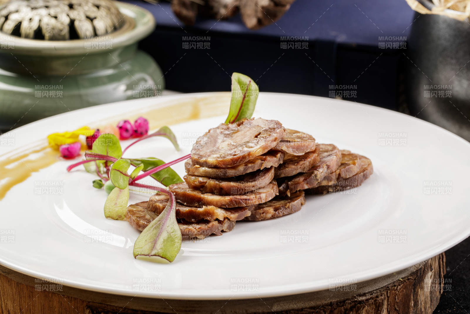 白色瓷盘装的五香牛腱切片图片