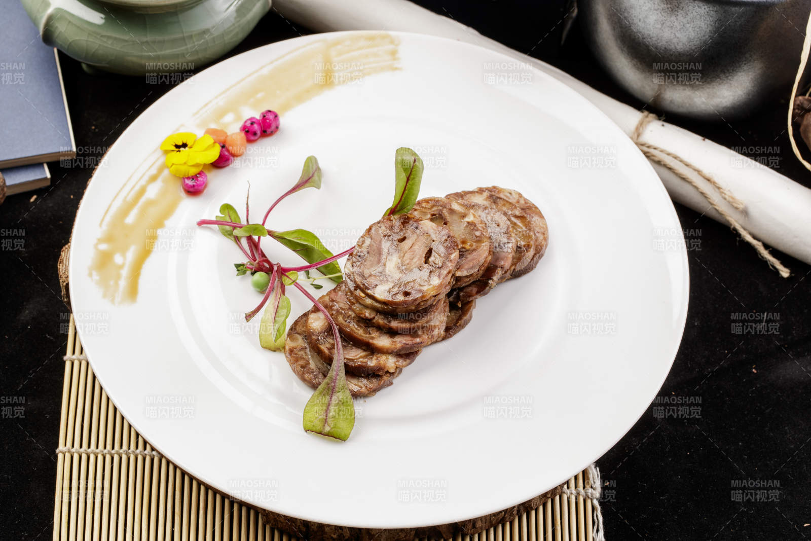 白色瓷盘装的五香牛腱切片图片