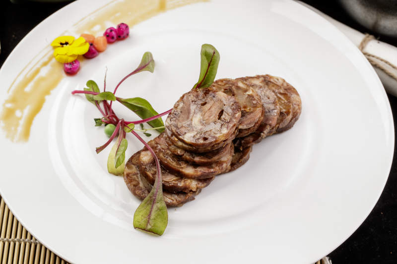 白色瓷盘装的五香牛腱切片图片