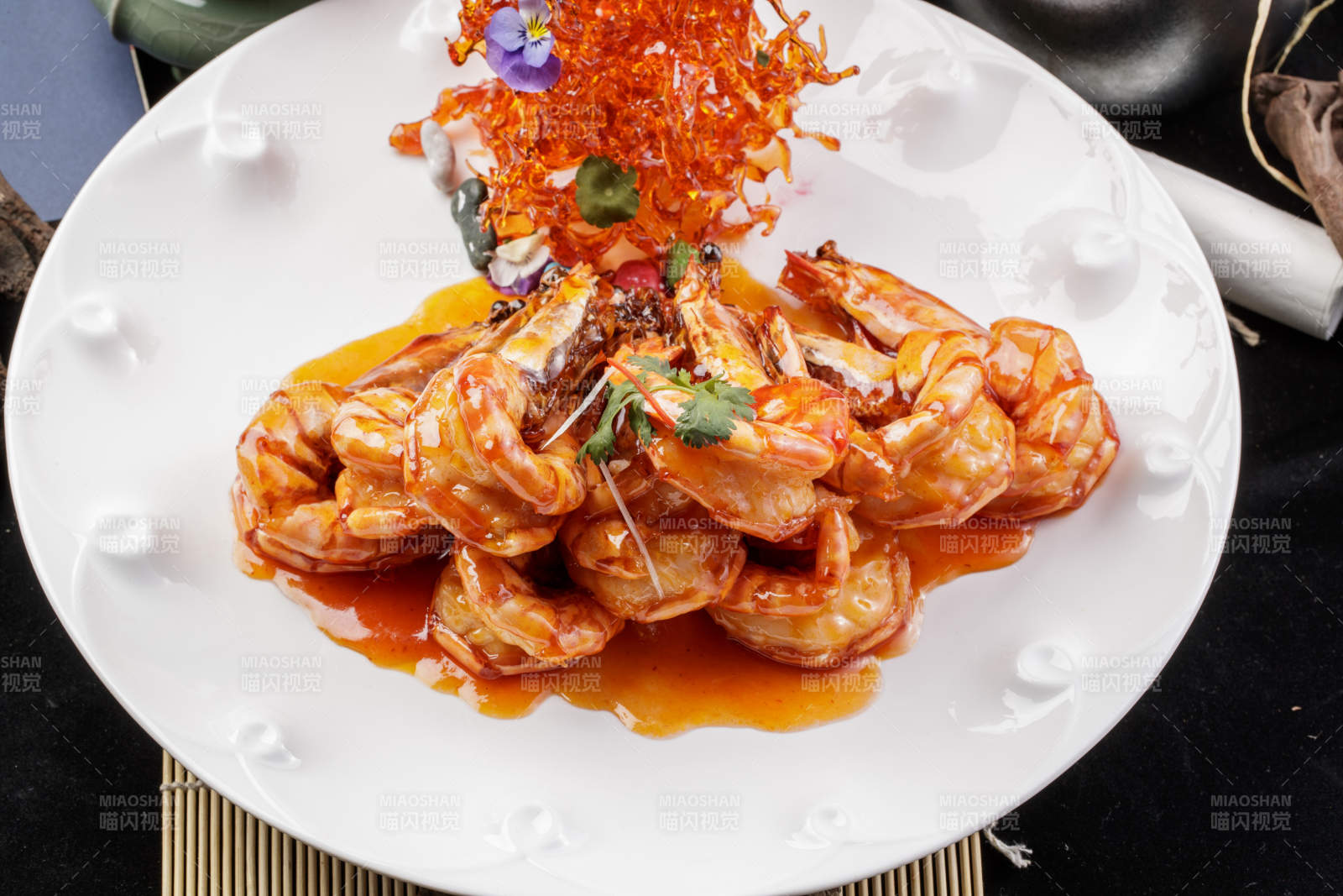 白色圆盘装的花开富贵虾摆放在寿司帘上图片