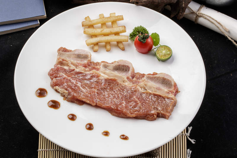 香煎牛仔骨生鲜牛仔骨摆放在寿司帘上图片