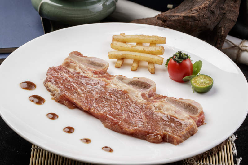 香煎牛仔骨生鲜牛仔骨摆放在寿司帘上图片