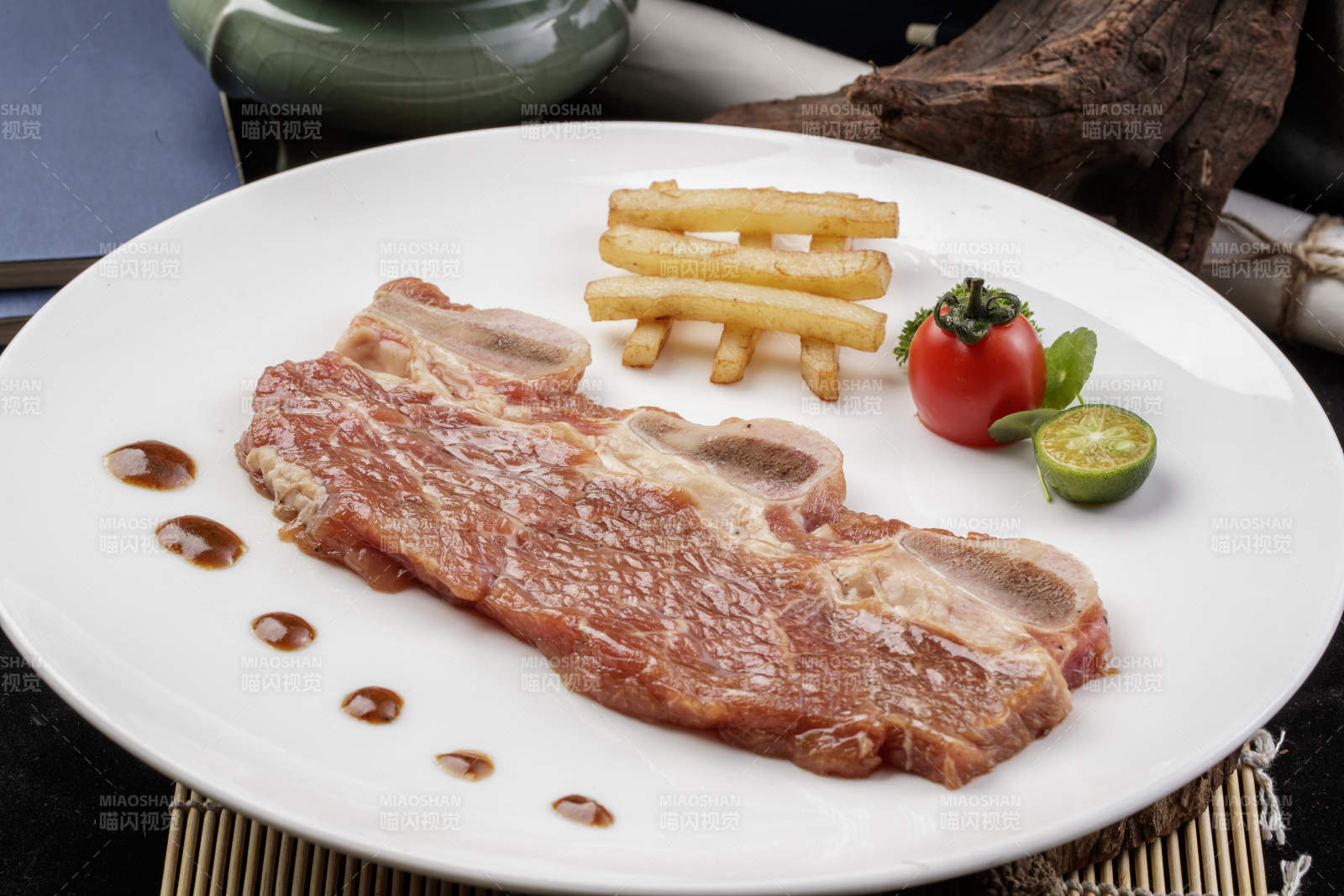 香煎牛仔骨生鲜牛仔骨摆放在寿司帘上图片