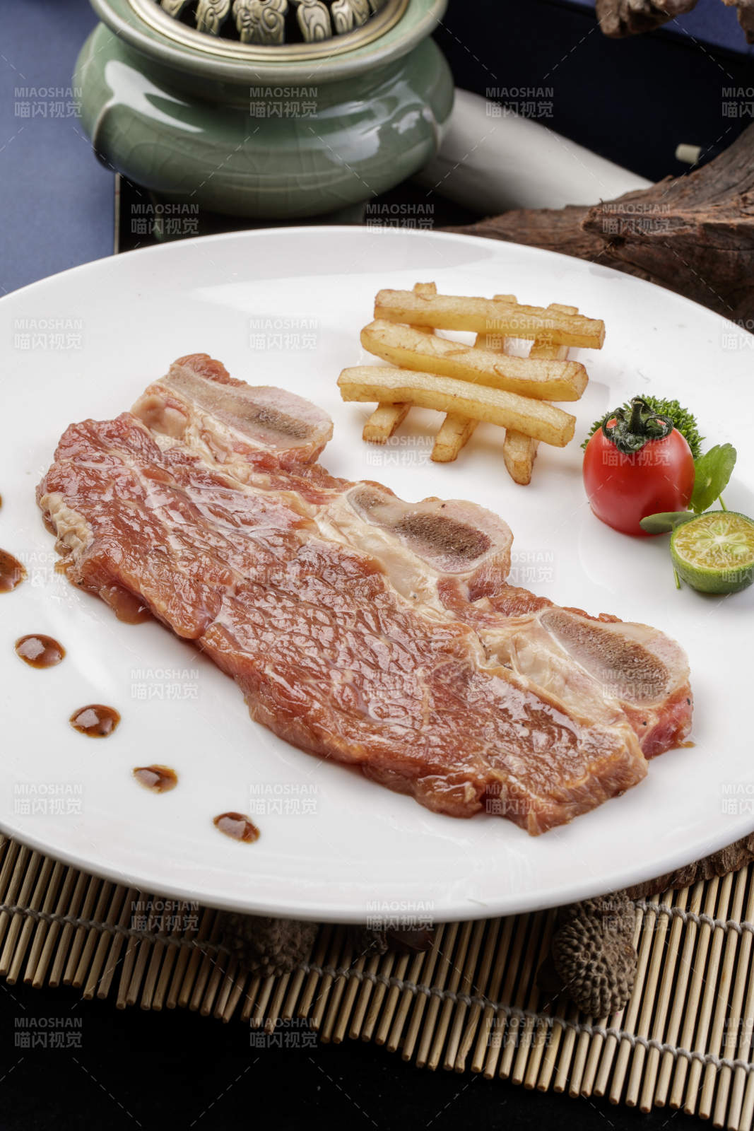 香煎牛仔骨生鲜牛仔骨摆放在寿司帘上图片