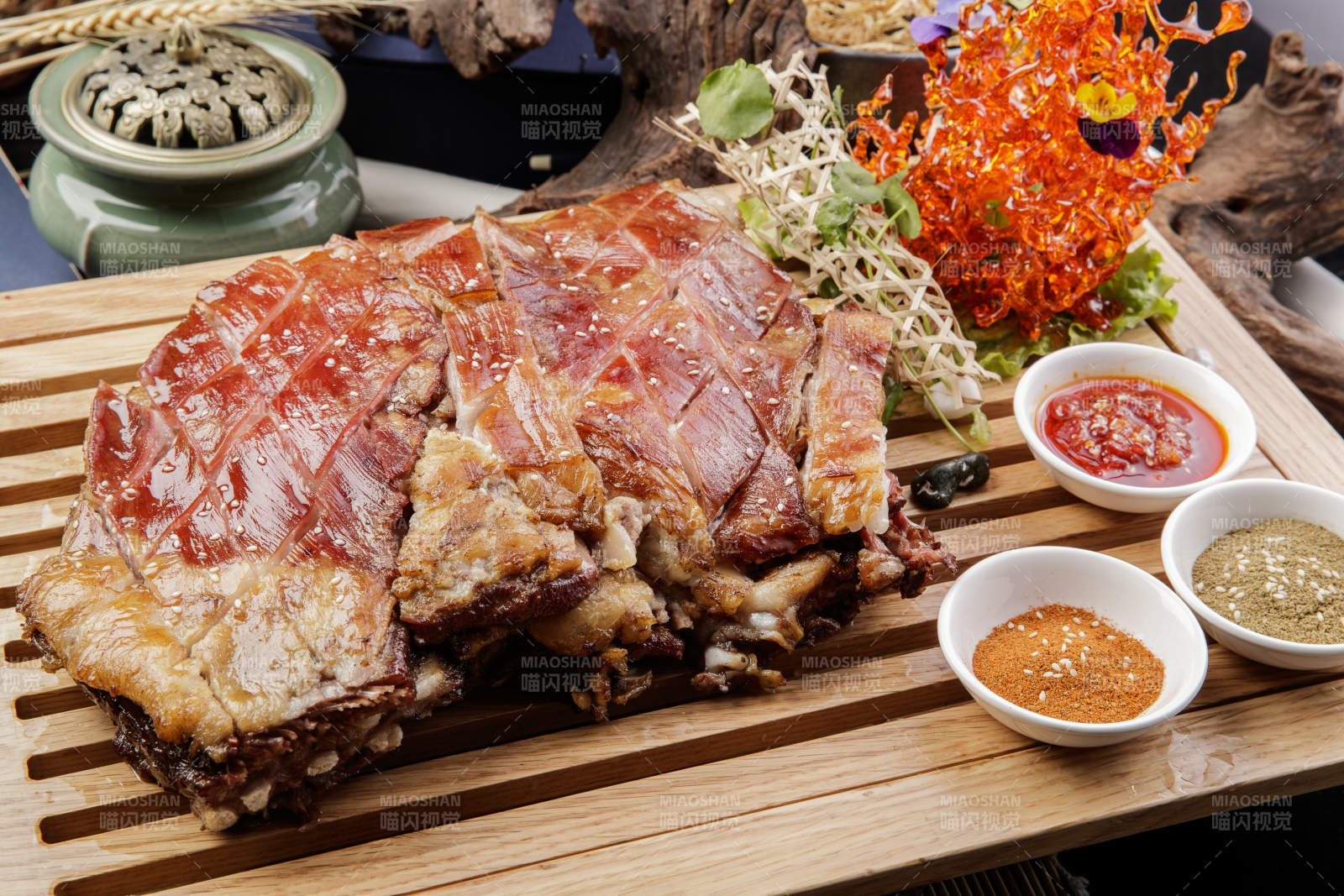 木质托盘装的蒙餐碳烤羊背图片