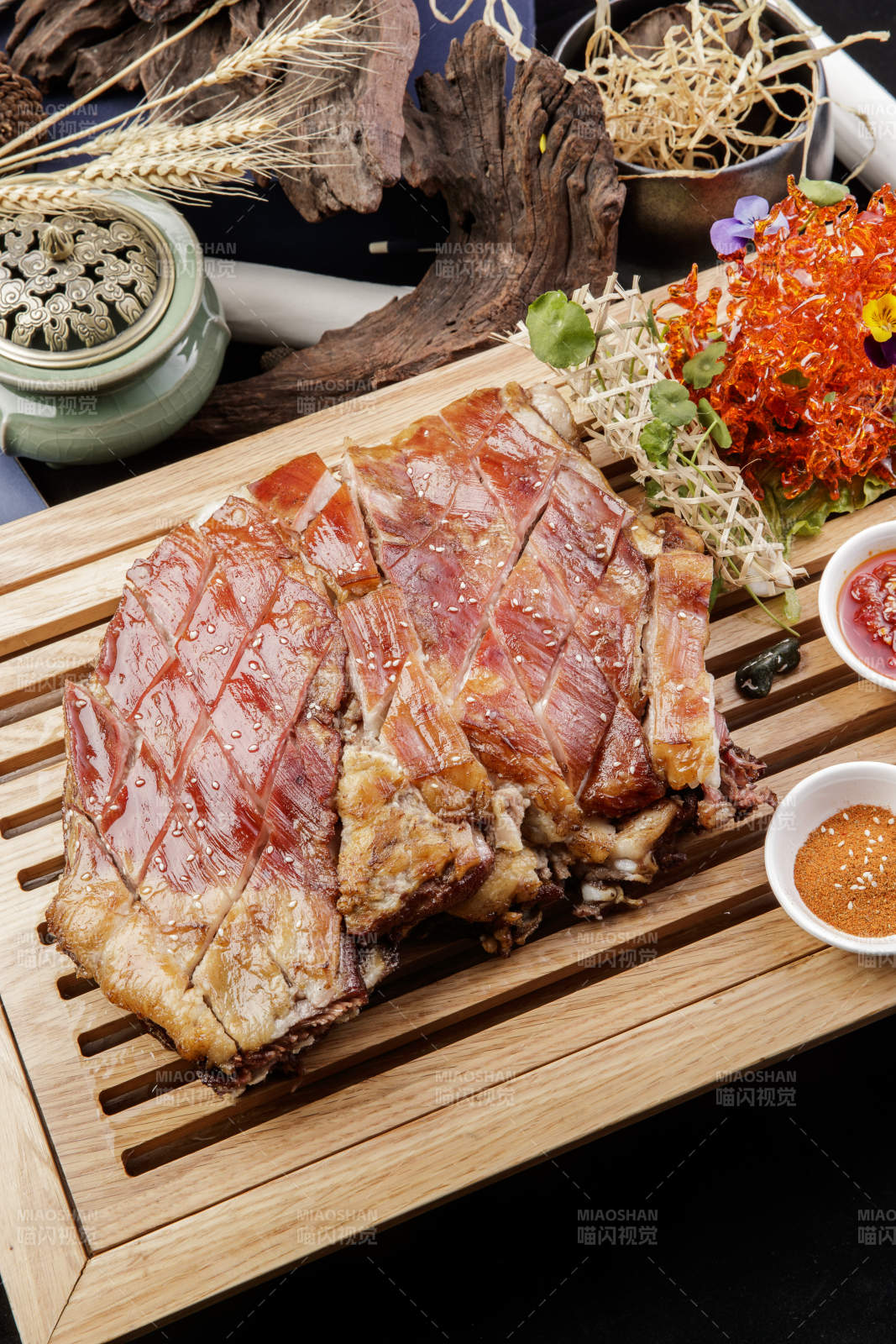 木质托盘装的蒙餐碳烤羊背图片