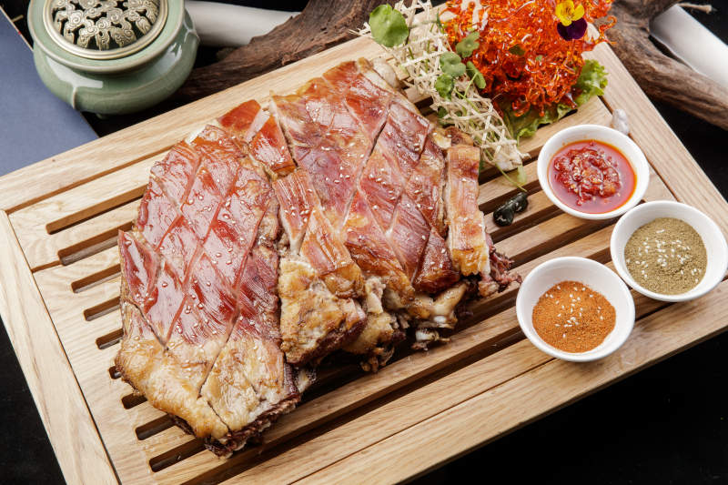木质托盘装的蒙餐碳烤羊背图片