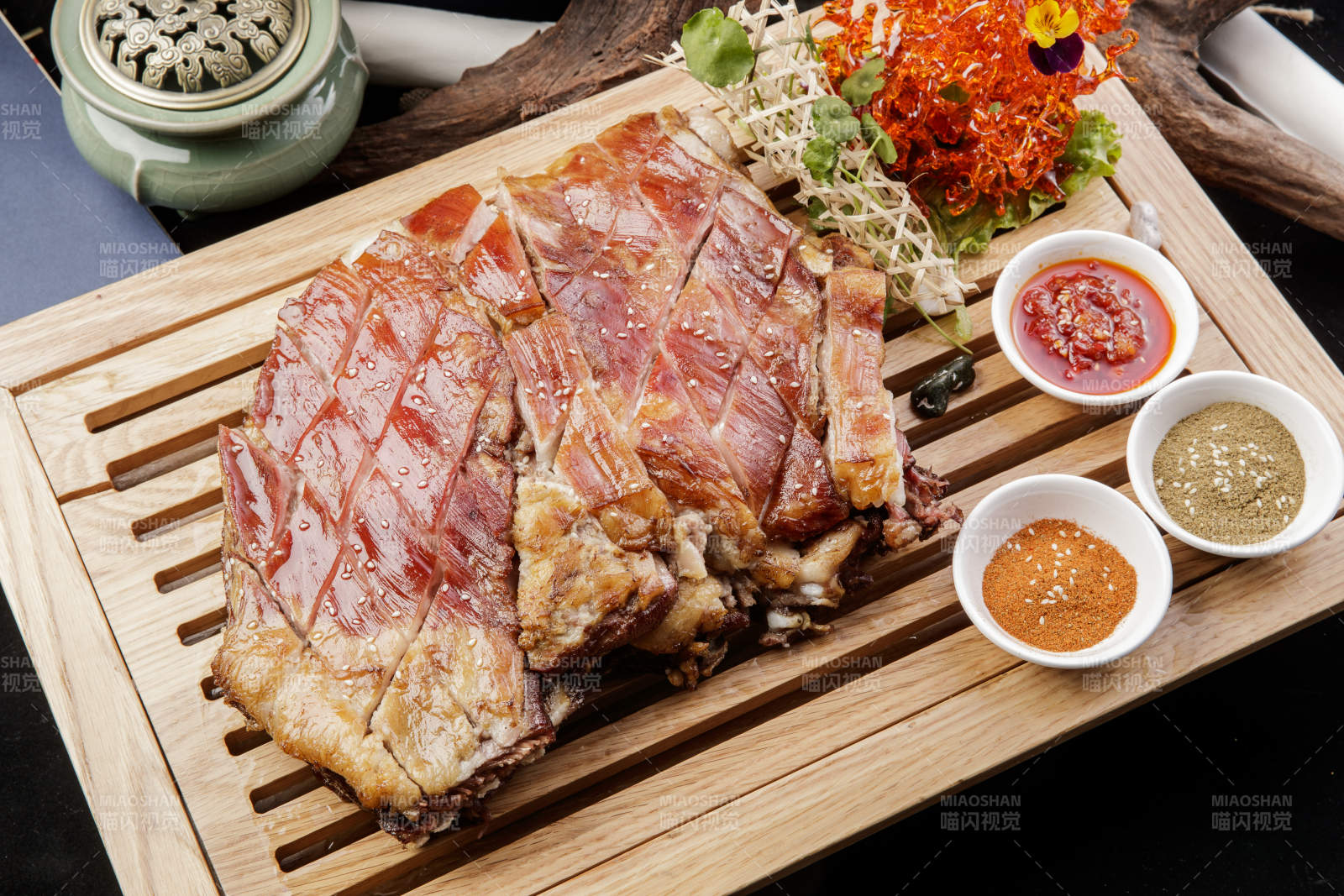 木质托盘装的蒙餐碳烤羊背图片