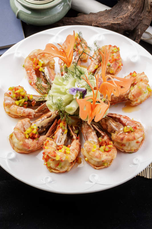 白色瓷盘装的香炸开背大明虾摆放在寿司帘上图片