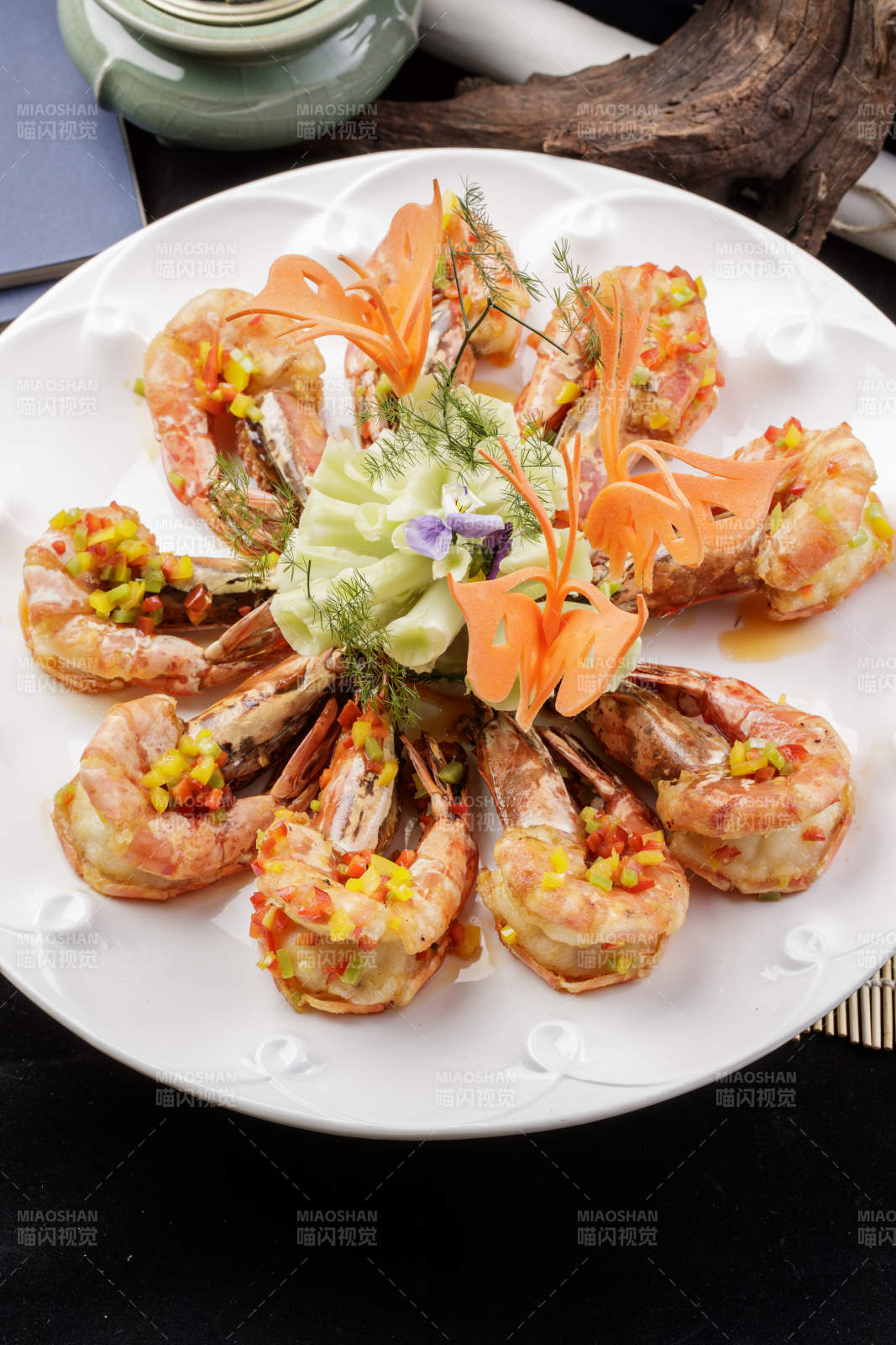白色瓷盘装的香炸开背大明虾摆放在寿司帘上图片
