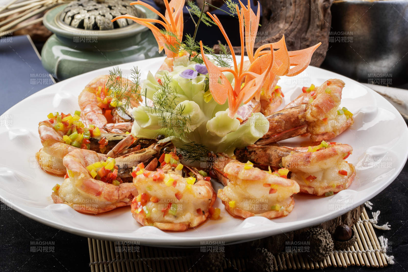 白色瓷盘装的香炸开背大明虾摆放在寿司帘上图片