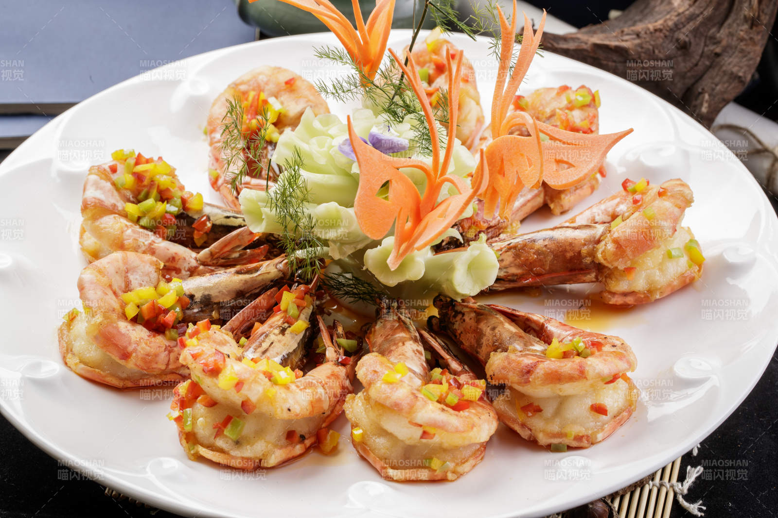白色瓷盘装的香炸开背大明虾摆放在寿司帘上图片