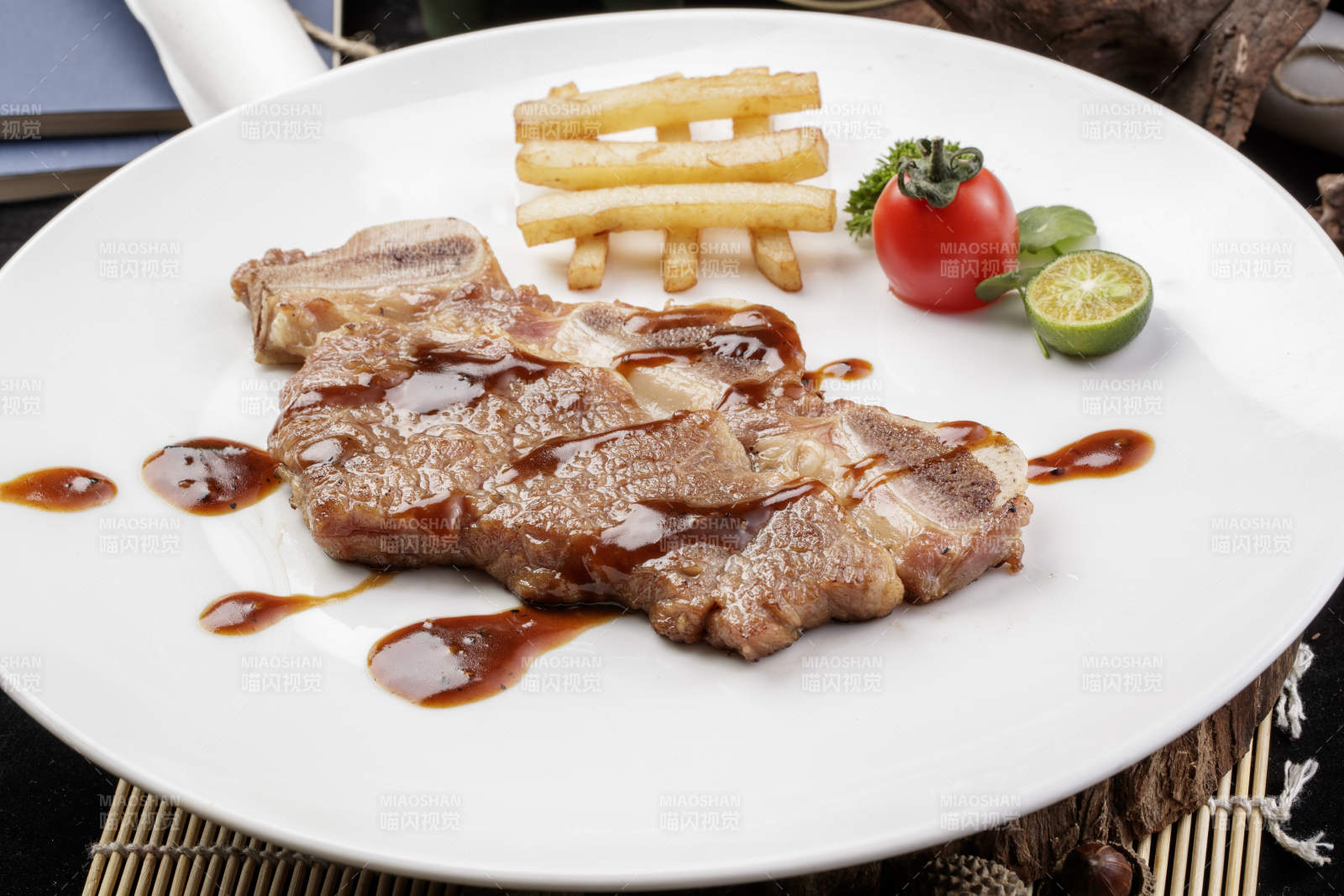 圆形白瓷盘装的香煎牛仔骨摆放在寿司帘上图片