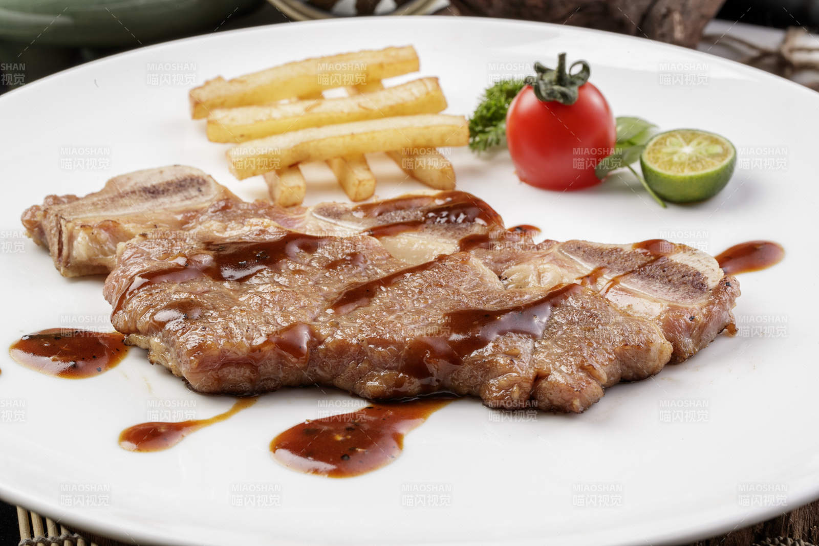 圆形白瓷盘装的香煎牛仔骨摆放在寿司帘上图片