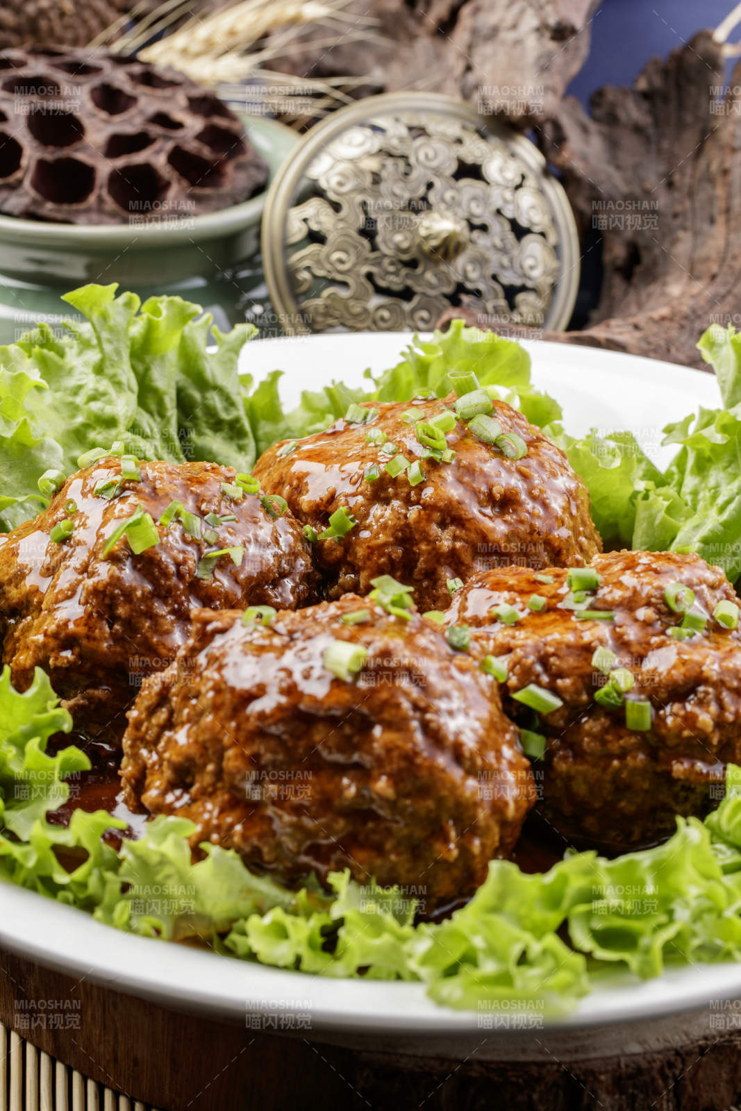 红烧四喜丸子铁狮子头摆放在樟木砧板上图片